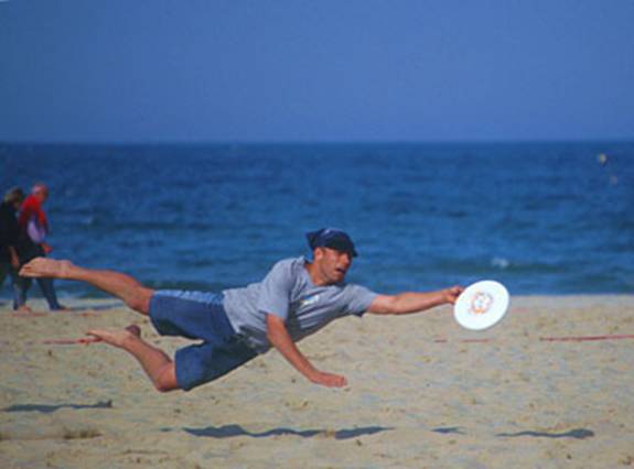Frisbee diving catch